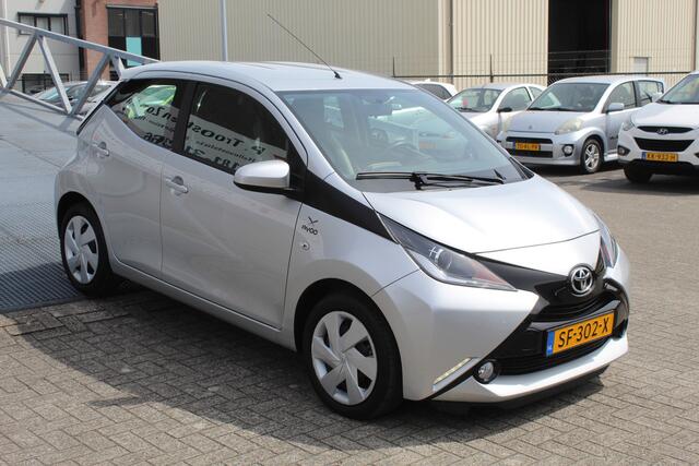 Toyota AYGO 1.0 VVT-i x-play Airco/Achteruitrijcamera/Apple carplay/Bluetooth/Toerenteller/Multifunctioneel stuurwiel/Elektrische ramen/Elektrisch verstelbare spiegels.