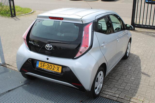 Toyota AYGO 1.0 VVT-i x-play Airco/Achteruitrijcamera/Apple carplay/Bluetooth/Toerenteller/Multifunctioneel stuurwiel/Elektrische ramen/Elektrisch verstelbare spiegels.