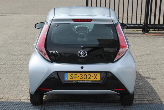 Toyota AYGO 1.0 VVT-i x-play Airco/Achteruitrijcamera/Apple carplay/Bluetooth/Toerenteller/Multifunctioneel stuurwiel/Elektrische ramen/Elektrisch verstelbare spiegels.