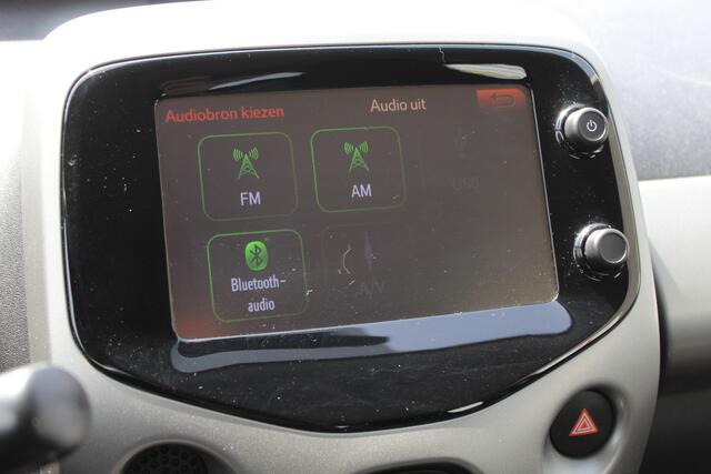 Toyota AYGO 1.0 VVT-i x-play Airco/Achteruitrijcamera/Apple carplay/Bluetooth/Toerenteller/Multifunctioneel stuurwiel/Elektrische ramen/Elektrisch verstelbare spiegels.