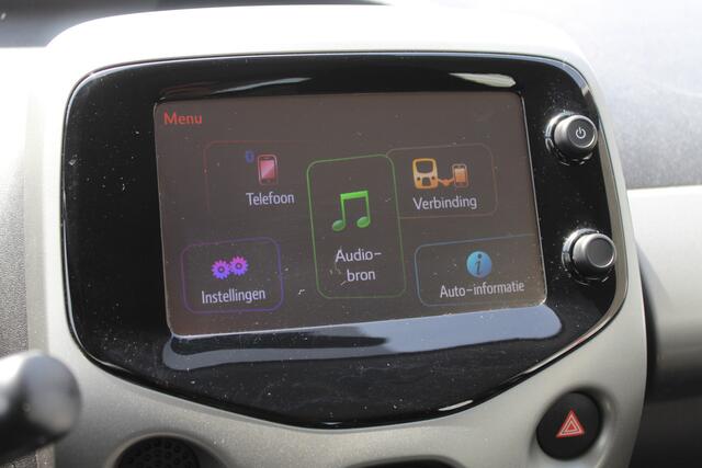 Toyota AYGO 1.0 VVT-i x-play Airco/Achteruitrijcamera/Apple carplay/Bluetooth/Toerenteller/Multifunctioneel stuurwiel/Elektrische ramen/Elektrisch verstelbare spiegels.