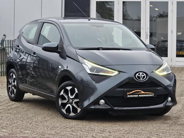 Toyota AYGO 1.0 VVT-i x-play limited AIRCO|CAMERA|USB&AUX|LM-VELGEN|BLUE TOOTH|ELEKTRISCHE PAKKET|LED DAGRIJ VERLICHTING| Deze prachtige verkeerd Volkswagen Volkswagen Golf 1.2 TSI R-Line Edition in zeer mooie staat en rijdt voortreffelijk . Alle documentatie van dez