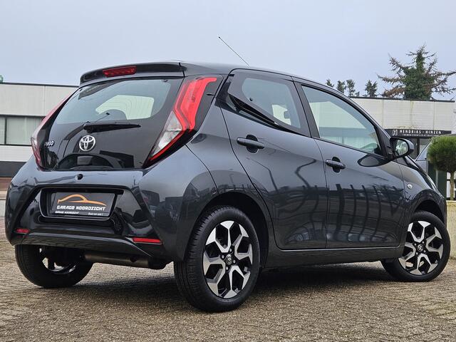 Toyota AYGO 1.0 VVT-i x-play limited AIRCO|CAMERA|USB&AUX|LM-VELGEN|BLUE TOOTH|ELEKTRISCHE PAKKET|LED DAGRIJ VERLICHTING| Deze prachtige verkeerd Volkswagen Volkswagen Golf 1.2 TSI R-Line Edition in zeer mooie staat en rijdt voortreffelijk . Alle documentatie van dez