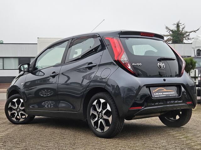 Toyota AYGO 1.0 VVT-i x-play limited AIRCO|CAMERA|USB&AUX|LM-VELGEN|BLUE TOOTH|ELEKTRISCHE PAKKET|LED DAGRIJ VERLICHTING| Deze prachtige verkeerd Volkswagen Volkswagen Golf 1.2 TSI R-Line Edition in zeer mooie staat en rijdt voortreffelijk . Alle documentatie van dez