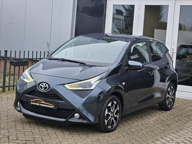 Toyota AYGO 1.0 VVT-i x-play limited AIRCO|CAMERA|USB&AUX|LM-VELGEN|BLUE TOOTH|ELEKTRISCHE PAKKET|LED DAGRIJ VERLICHTING| Deze prachtige verkeerd Volkswagen Volkswagen Golf 1.2 TSI R-Line Edition in zeer mooie staat en rijdt voortreffelijk . Alle documentatie van dez