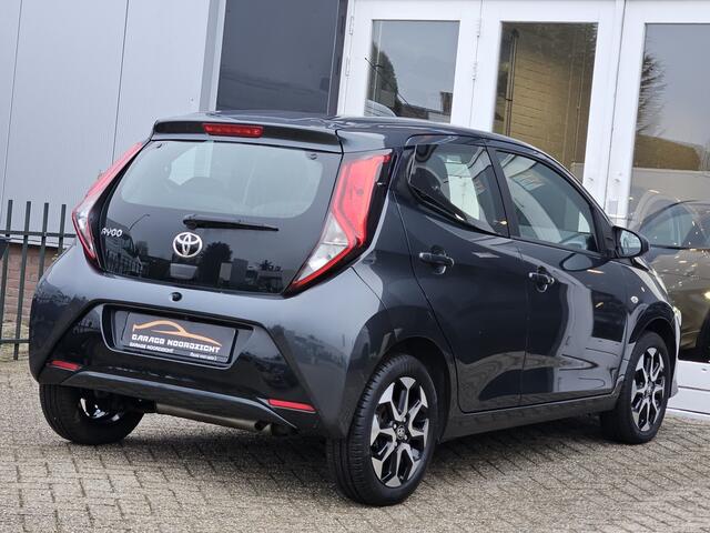 Toyota AYGO 1.0 VVT-i x-play limited AIRCO|CAMERA|USB&AUX|LM-VELGEN|BLUE TOOTH|ELEKTRISCHE PAKKET|LED DAGRIJ VERLICHTING| Deze prachtige verkeerd Volkswagen Volkswagen Golf 1.2 TSI R-Line Edition in zeer mooie staat en rijdt voortreffelijk . Alle documentatie van dez