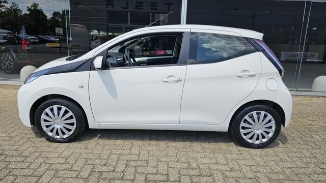 Toyota AYGO 1.0 x-play NLauto | All-seasons | dealeronderhouden