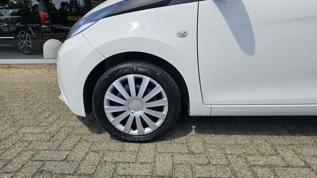 Toyota AYGO 1.0 x-play NLauto | All-seasons | dealeronderhouden