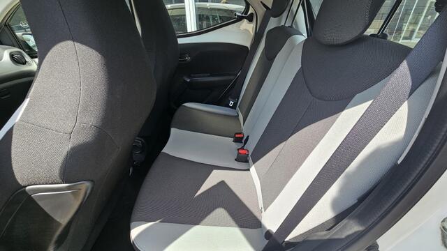 Toyota AYGO 1.0 x-play NLauto | All-seasons | dealeronderhouden