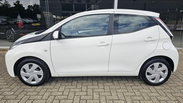 Toyota AYGO 1.0 x-play NLauto | All-seasons | Dealeronderhouden | 1e eigenaa