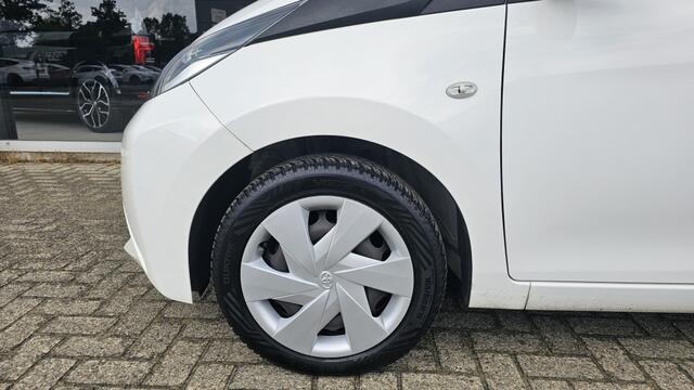 Toyota AYGO 1.0 x-play NLauto | All-seasons | Dealeronderhouden | 1e eigenaa