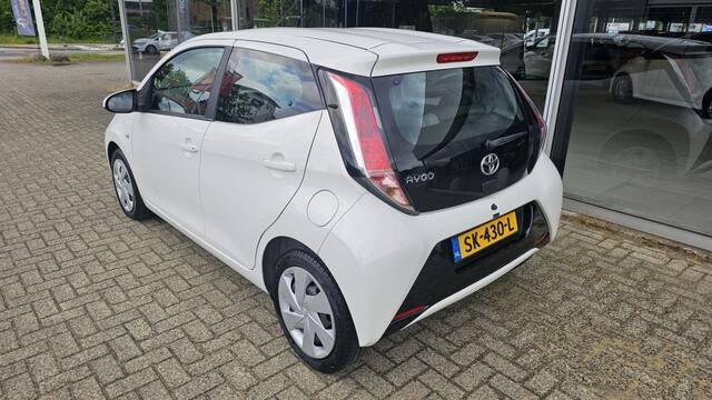 Toyota AYGO 1.0 x-play NLauto | All-seasons | Dealeronderhouden | 1e eigenaa