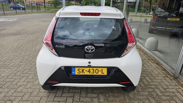 Toyota AYGO 1.0 x-play NLauto | All-seasons | Dealeronderhouden | 1e eigenaa