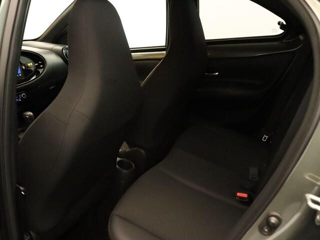 Toyota AYGO X 1.0 VVT-i S-CVT Envy - NAVIGATIE - PARKEERSENSOREN VOOR EN ACHTER - STOELVERWARMING - DRAADLOZE TELEFOONLADER - KEYLESS ENTRY & START - APPLE CARPLAY/ANDROID AUTO