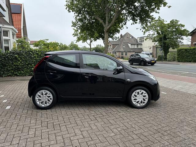Toyota AYGO 1.0 VVT-i x-play origineel Nederlandse auto, goed onderhouden, Apple Carplay, Android Auto, Rijklaarprijs incl. garantie (10 jaars-programma) en Toyota pechhulppas