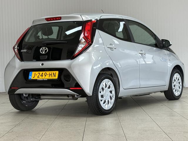 Toyota AYGO 1.0 VVT-i x-play/ Facelift!/ Apple + Android /Camera/ Airco/ Snelheids Lim./ Elek. pakket/ Media-Systee/ Multi. LEDER. Stuur/ Bluetooth/ LED Dagrijverl.