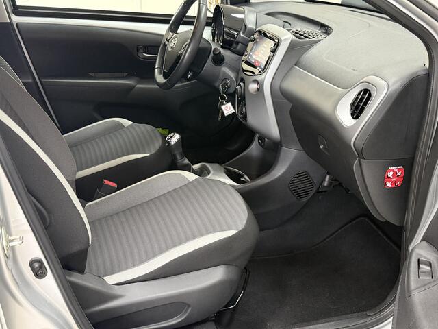 Toyota AYGO 1.0 VVT-i x-play/ Facelift!/ Apple + Android /Camera/ Airco/ Snelheids Lim./ Elek. pakket/ Media-Systee/ Multi. LEDER. Stuur/ Bluetooth/ LED Dagrijverl.