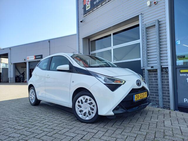 Toyota AYGO 1.0 VVT-i x-play - CAMERA - NAVI - AIRCO - NL AUTO - 1 EIGENAAR