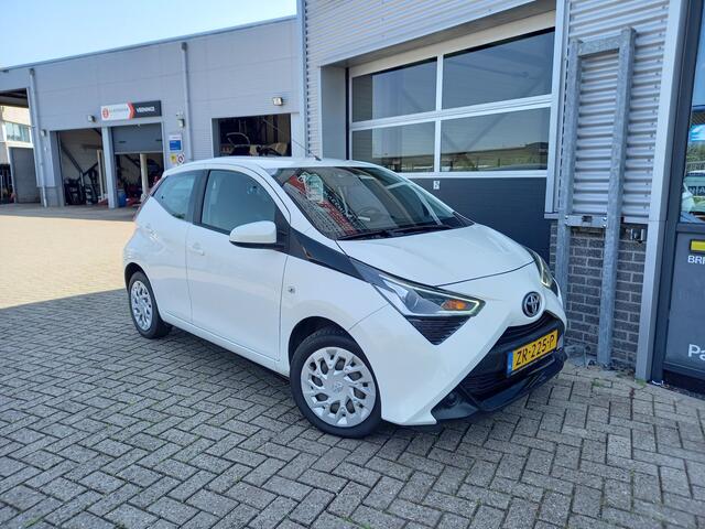 Toyota AYGO 1.0 VVT-i x-play - CAMERA - NAVI - AIRCO - NL AUTO - 1 EIGENAAR