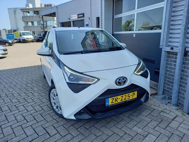 Toyota AYGO 1.0 VVT-i x-play - CAMERA - NAVI - AIRCO - NL AUTO - 1 EIGENAAR