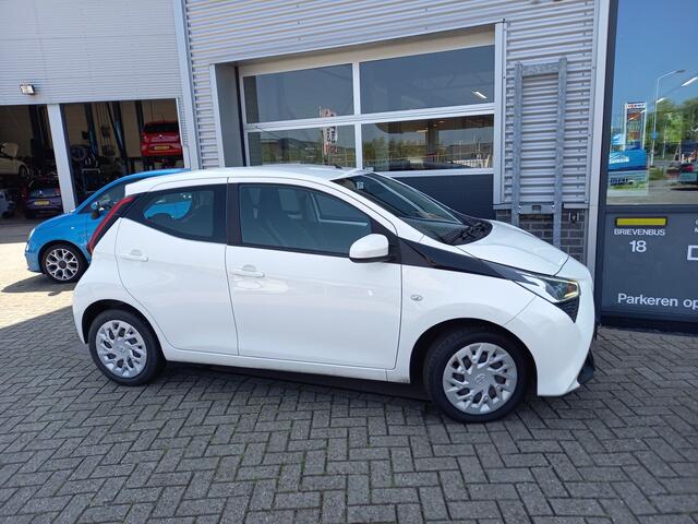 Toyota AYGO 1.0 VVT-i x-play - CAMERA - NAVI - AIRCO - NL AUTO - 1 EIGENAAR