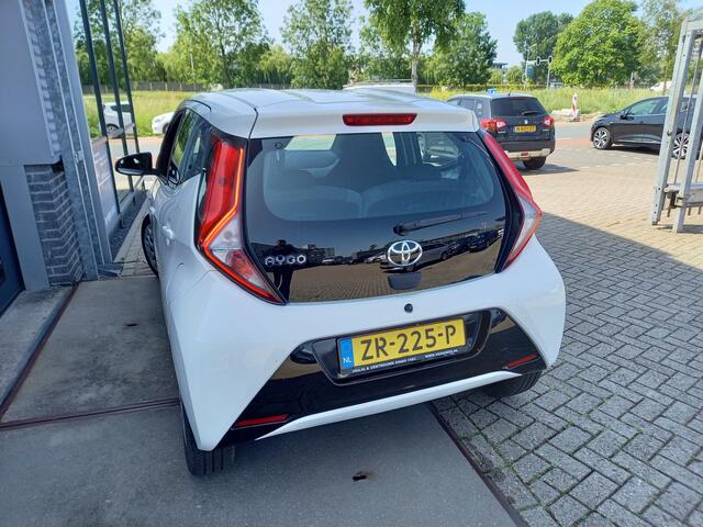 Toyota AYGO 1.0 VVT-i x-play - CAMERA - NAVI - AIRCO - NL AUTO - 1 EIGENAAR