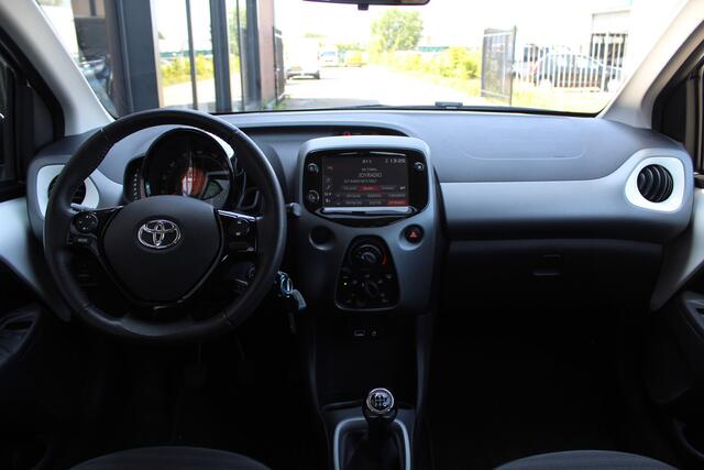 Toyota AYGO 1.0 VVT-i x-play | Rijklaar | Apple/Android | Camera | Airco | LMV | Allseason banden