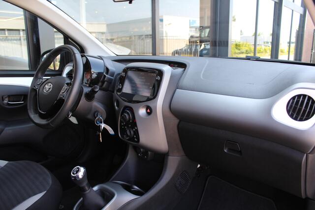 Toyota AYGO 1.0 VVT-i x-play | Rijklaar | Apple/Android | Camera | Airco | LMV | Allseason banden
