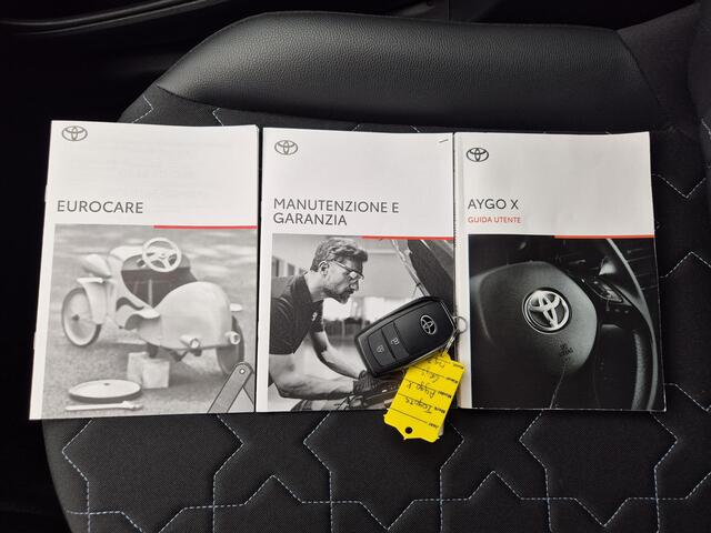 Toyota AYGO X 1.0 VVT-i S-CVT first Automaat / Navigatie middels Apple Carplay Android Auto / Adaptief CC / Climate control / Achteruitrijcamera / Keyless Entry/Start / Navigatie / Lichtmetalen wielen 18" / Parkeersensoren voor en achter /