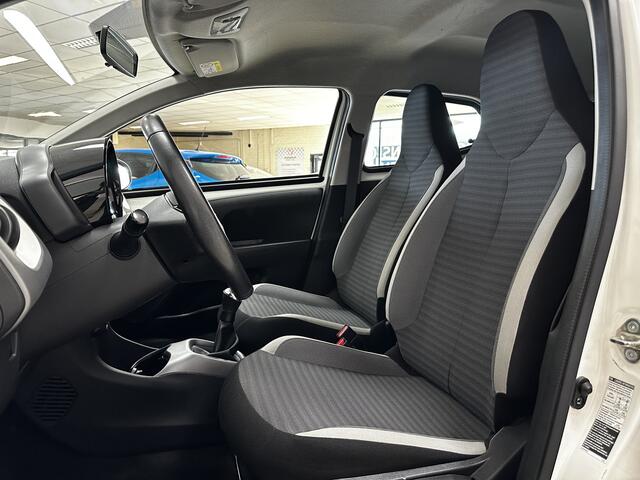 Toyota AYGO 1.0 VVT-i x-play limited/ Apple+Android/ LED Dagrijverl./ Camera/ Airco/ Bluetooth/ Multi.LEDER.Stuur/ Elek.Pakket/ Isofix/ C.V.Afstand.