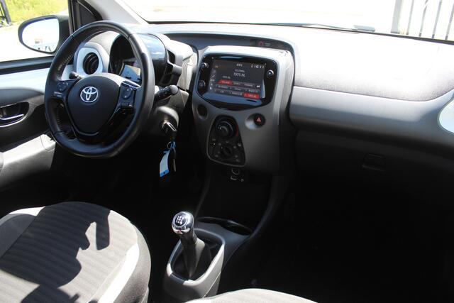 Toyota AYGO 1.0 VVT-i x-play limited Orig. NL/Navigatie/Achteruitrijcamera/Apple carplay/Airco/Bluetooth/Toerenteller/Multifunctioneel stuurwiel/LED koplampen/Elektrisch verstelbare spiegels/Elektrische ramen.