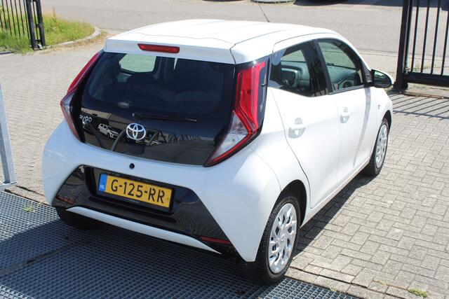 Toyota AYGO 1.0 VVT-i x-play limited Orig. NL/Navigatie/Achteruitrijcamera/Apple carplay/Airco/Bluetooth/Toerenteller/Multifunctioneel stuurwiel/LED koplampen/Elektrisch verstelbare spiegels/Elektrische ramen.