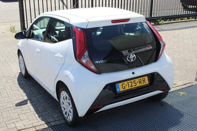 Toyota AYGO 1.0 VVT-i x-play limited Orig. NL/Navigatie/Achteruitrijcamera/Apple carplay/Airco/Bluetooth/Toerenteller/Multifunctioneel stuurwiel/LED koplampen/Elektrisch verstelbare spiegels/Elektrische ramen.