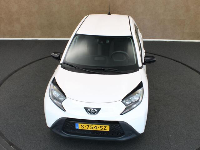 Toyota AYGO X 1.0 VVT-i MT Play - ORIGINEEL NEDERLANDSE AUTO - AIRCO - ADAPTIEVE CRUISE CONTROL - ACHTERUITRIJCAMERA - BLUETOOTH - LICHTSENSOR - DAB RADIO