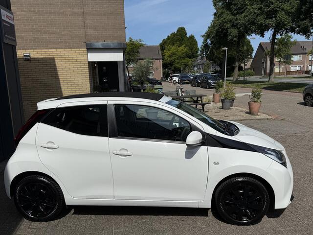 Toyota AYGO 1.0 VVT-i x-play / Airco/ Apple carplay/ Camera/ Open dak/ LED