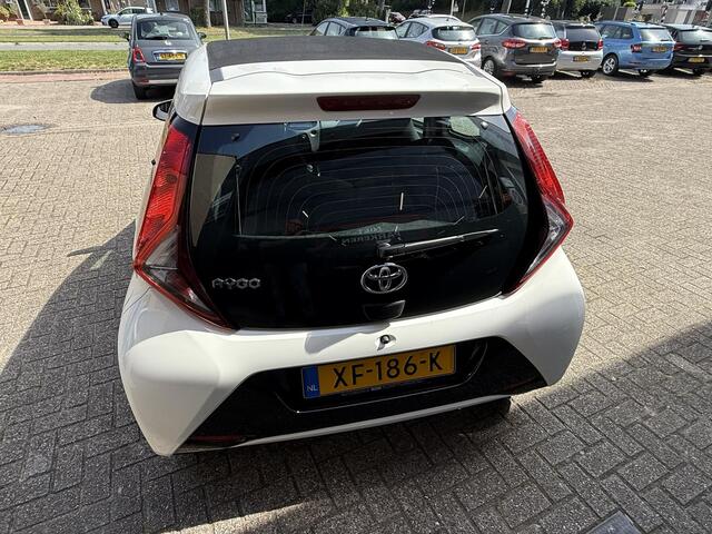 Toyota AYGO 1.0 VVT-i x-play / Airco/ Apple carplay/ Camera/ Open dak/ LED