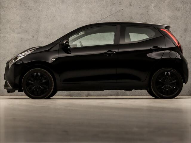 Toyota AYGO 1.0 VVT-i x-play limited (APPLE CARPLAY, NAVIGATIE, CAMERA, CRUISE, SPORTSTOELEN, XENON, BLUETOOTH, NIEUWSTAAT)
