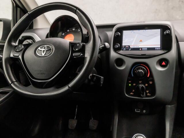 Toyota AYGO 1.0 VVT-i x-play limited (APPLE CARPLAY, NAVIGATIE, CAMERA, CRUISE, SPORTSTOELEN, XENON, BLUETOOTH, NIEUWSTAAT)