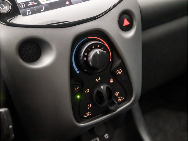 Toyota AYGO 1.0 VVT-i x-play limited (APPLE CARPLAY, NAVIGATIE, CAMERA, CRUISE, SPORTSTOELEN, XENON, BLUETOOTH, NIEUWSTAAT)