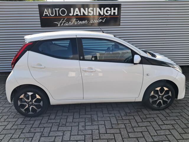 Toyota AYGO 1.0 VVT-i x-play Automaat met 14.079 km!!!! RIJKLAARPRIJS INCL 12 MAANDEN GARANTIE EN BEURT