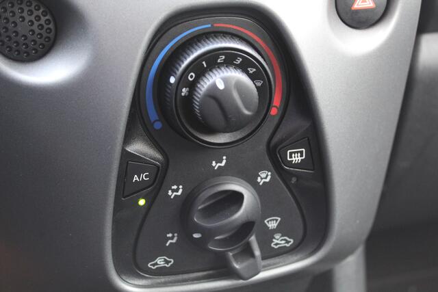 Toyota AYGO 5-deurs 1.0 VVT-i x-play | Rijklaar | LM velgen | Airco | Apple/Android | Camera | Bluetooth | Dealer onderhouden