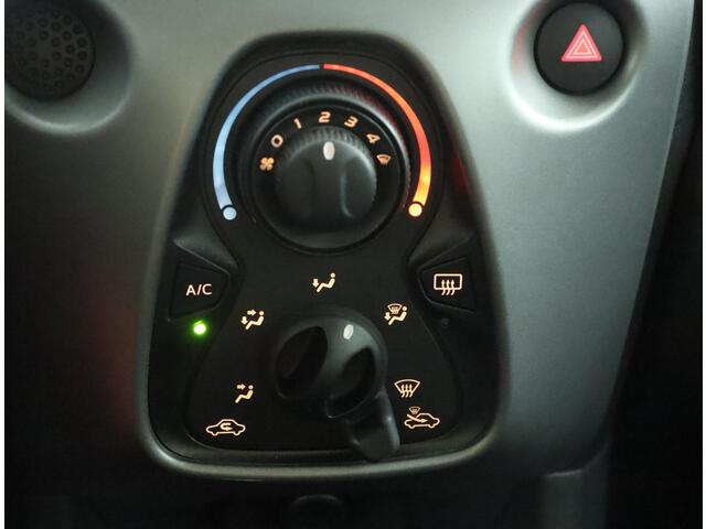 Toyota AYGO 1.0 VVT-i x-play | Achteruitrijcamera | Airconditioning |
