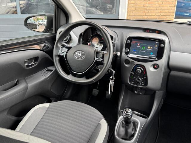 Toyota AYGO 1.0 VVT-I X-PLAY LIMITED 5-DRS AIRCO/NAVI/LED/CAMERA/NL-AUTO/1E EIG.