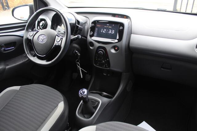 Toyota AYGO 1.0 VVT-i x-play Airco/Achteruitrijcamera/Apple carplay/Bluetooth/DAB+/Toerenteller/Multifunctioneel stuurwiel/Elektrische ramen/Elektrisch verstelbare spiegels.