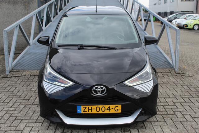 Toyota AYGO 1.0 VVT-i x-play Airco/Achteruitrijcamera/Apple carplay/Bluetooth/DAB+/Toerenteller/Multifunctioneel stuurwiel/Elektrische ramen/Elektrisch verstelbare spiegels.
