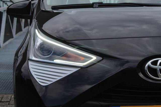 Toyota AYGO 1.0 VVT-i x-play Airco/Achteruitrijcamera/Apple carplay/Bluetooth/DAB+/Toerenteller/Multifunctioneel stuurwiel/Elektrische ramen/Elektrisch verstelbare spiegels.