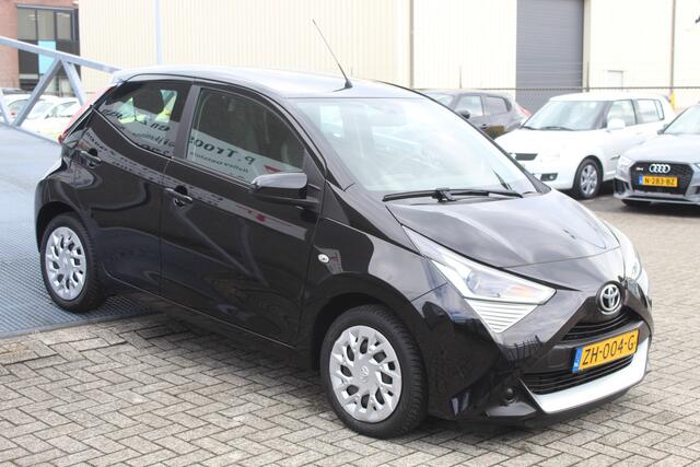 Toyota AYGO 1.0 VVT-i x-play Airco/Achteruitrijcamera/Apple carplay/Bluetooth/DAB+/Toerenteller/Multifunctioneel stuurwiel/Elektrische ramen/Elektrisch verstelbare spiegels.