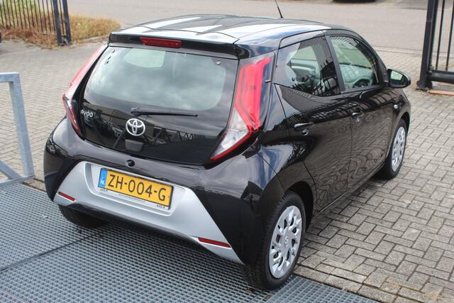 Toyota AYGO 1.0 VVT-i x-play Airco/Achteruitrijcamera/Apple carplay/Bluetooth/DAB+/Toerenteller/Multifunctioneel stuurwiel/Elektrische ramen/Elektrisch verstelbare spiegels.