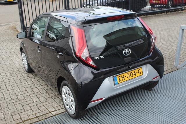 Toyota AYGO 1.0 VVT-i x-play Airco/Achteruitrijcamera/Apple carplay/Bluetooth/DAB+/Toerenteller/Multifunctioneel stuurwiel/Elektrische ramen/Elektrisch verstelbare spiegels.