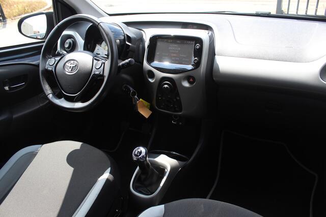 Toyota AYGO 1.0 VVT-i x-sport Lage originele kilometerstand/Airco/Achteruitrijcamera/Apple carplay/Bluetooth/Toerenteller/Lane assist/Multifunctioneel stuurwiel/Elektrische ramen/Elektrisch verstelbare spiegels/15'' Lichtmetalen velgen.